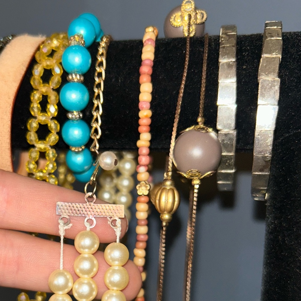 Vintage Estate Jewelry Lot Bundle with Black Velvet Display Stand Jewelry Bundle - Picture 6 of 12